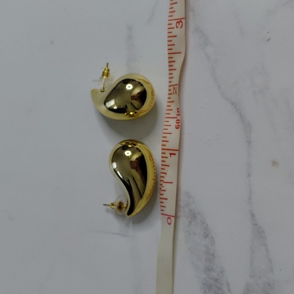 Elegant Gold Teardrop Earrings - Picture 5 of 5